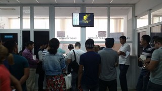 Читатели жалуются на очередь, которая образовалась в Бишкекском горотделе регистрации автомототранспортных средств и водительского состава <b>(фото)</b>