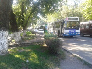 Пробка образовалась по причине обрыва проводов крупногабаритной машиной, - Бишкекское троллейбусное управление