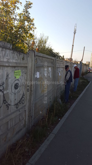 Возле Ошского рынка 2 мужчины справляли нужду на заборе, - читатель <i>(фото)</i>