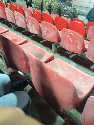 На футбольном матче было все хорошо, только сиденья были грязными, - читатель <b><i>(фото)</i></b> На футбольном матче было все хорошо, только сиденья были грязными, - читатель <b><i>(фото)</i></b>