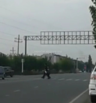 В Оше возле школы №52 мужчина переводит детей через дорогу, - читатель <b><i>(видео)</i></b> В Оше возле школы №52 мужчина переводит детей через дорогу, - читатель <b><i>(видео)</i></b>