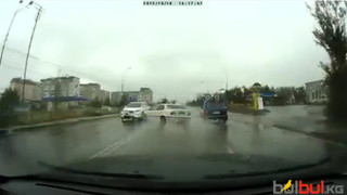Во время дождя по улице Ахунбаева BMW занесло и произошло ДТП, - очевидец <b><i>(видео)</i></b>