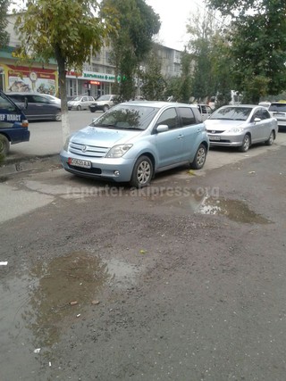 По улице Масалиева в городе Ош на тротуаре постоянно паркуются автомашины, - читатель <i>(фото)</i>