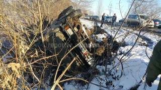 На объездной из-за гололеда перевернулся КамАЗ, - автолюбитель <b><i>(фото)</i></b>