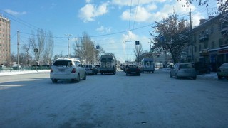Проспект Дэн Сяопина после снегопада был посыпан противогололедными инертными материалами