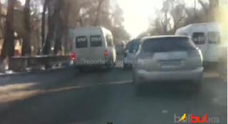 Маршрутки ездят по встречной полосе по улице Московская, - горожанин (видео)