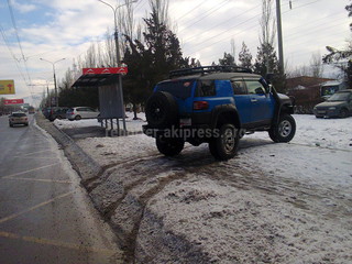 Водитель припарковал свое авто на остановке в мкр «Асанбай», - читатель (фото)