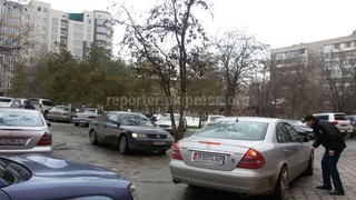 Маркет возле Орто-Сайского рынка превратил парковую зону в парковку, - горожанин (фото)