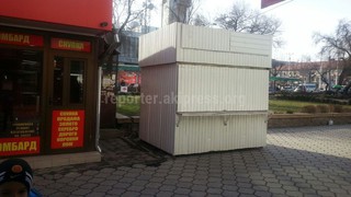 Киоск возле ЦУМа на тротуаре размещен самовольно, - Бишкекглавархитектура