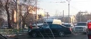 Автолюбитель просит принять меры в отношении водителя автомашины Mercedes Benz, из-за которого произошло ДТП по ул.Байтик Баатыра (видео)