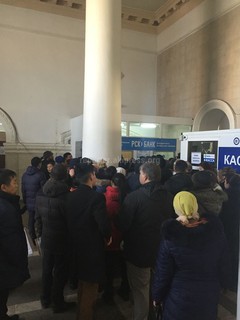 Читатель жалуется на очередь в кассу банка, который обслуживает ЦОН в здании старого аэропорта Читатель жалуется на очередь в кассу банка, который обслуживает ЦОН в здании старого аэропорта