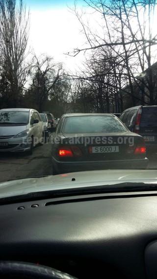 На участке улицы Тыныстанова водители автомашин паркуют свои авто с двух сторон, - читатель (фото)