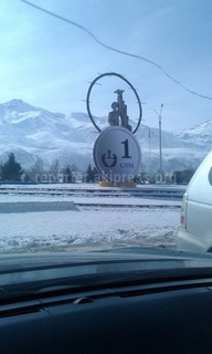 Жители города Нарын возмущены, что на площади установили рекламную плоскость в виде денег (фото, видео) Жители города Нарын возмущены, что на площади установили рекламную плоскость в виде денег (фото, видео)