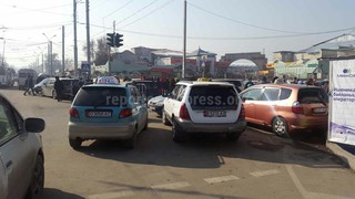 Таксисты, которые стоят на перекрестке Киевская-Бейшеналиева, создают неудобства для водителей (фото)