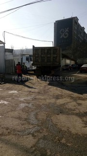 Грузовые авто со стройки на пересечении улиц Суюмбаева-Чуй выносят всю грязь на дорогу, - читатель (фото)