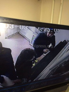 Читатель просит оказать содействие в поиске мужчины, который забрал лишние $300 при обмене валюты в обменке Бишкека <i>(фото, видео)</i>