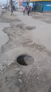 В Караколе на пересечении улиц Торгоева-Жапарова расположен открытый люк (фото)