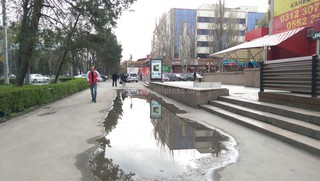 В центре Бишкека на тротуаре круглый год стоит большая лужа, - горожанин <i>(фото)</i>