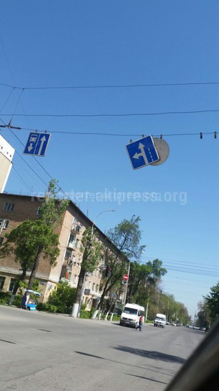 УПМ ГУВД Бишкека дал предписание «Бишкекасфальтсервису» по надлежащему закреплению дорожного знака на Киевская-Уметалиева