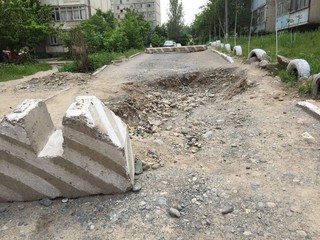 В мкр Тунгуч самовольно перегородили двор №72, что создает неудобства для жителей, - читатель <i>(фото)</i>