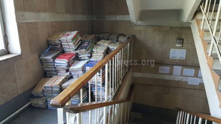 Документы, которые лежали на лестничной площадке в УГНС по Свердловскому району Бишкека, вывезены в архив