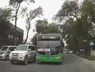 Водитель троллейбуса №5, грубо нарушив ПДД, создал неудобства автолюбителям (видео)