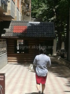 Деревянный макет стройфирмы занимает тротуар и мешает пешеходам, - читатель (фото)