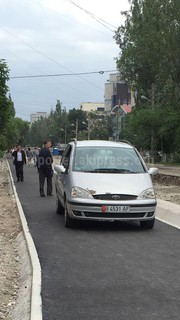 Читатель возмущен вождением автолюбителя, ехавшего по тротуару на ул.Исанова (фото)