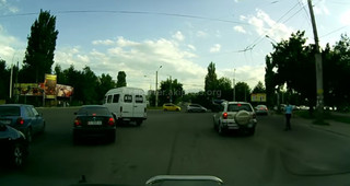 Водитель маршрутного такси грубо нарушил ПДД, повернув с третьего ряда на красный сигнал светофора, - читатель (видео)