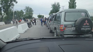 На границе Кыргызстана с Казахстаном наблюдалась многочасовая пробка <i>(фото)</i>
