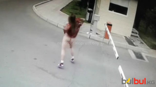 В интернете появилось видео женщины, которая обнажилась перед камерой отеля в Бишкеке (+18)