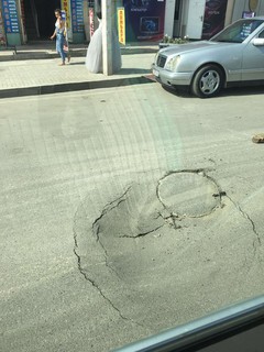 В городе Ош в недавно построенном мосту сел асфальт <i>(фото)</i>