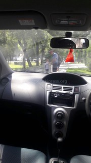 Маленький мальчик примерно 10 мин пытался отобрать у милиционера его пистолет (фото)