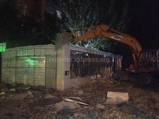 УМС демонтировало торговые точки «Тропика» и «Куликовский» возле рынка «Ак-Эммир» <i>(фото)</i>
