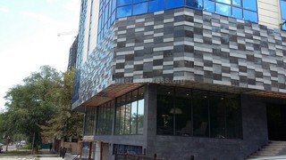 На карнизе здания на Панфилова-Фрунзе виден обгоревший утепляющий материал, - читатель (фото)