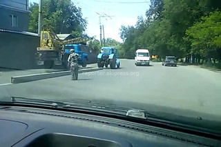 В отношении электромонтеров Восточного РЭС, волокущих опору ЛЭП по асфальту, приняты меры административного взыскания, - «Северэлектро»