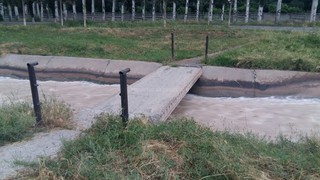 На мосту через быстроток возле Академии МВД нет перил, - читатель <i>(фото)</i> На мосту через быстроток возле Академии МВД нет перил, - читатель <i>(фото)</i>