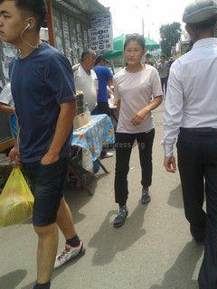 На остановке Ошского рынка продолжается торговля мантами (фото)