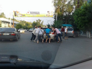 На перекрестке Масалиева-Шакирова в Оше произошло ДТП (фото)