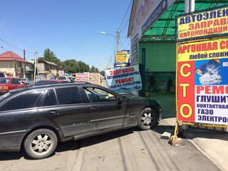 На улице П.Лумумбы машины паркуются в три ряда, баннеры стоят на тротуаре, - читатель <i>(фото)</i>