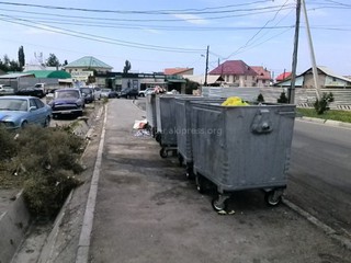 На улице Поваринской в мкр Джал мусорные контейнеры стоят на тротуаре, - житель <i>(фото)</i>