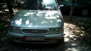 На проспекте Ч.Айтматова во дворе дома №69 стоит брошенный Opel, - читатель <i>(фото)</i>