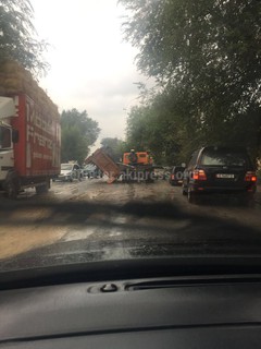 В Оше на автодорогу опрокинулся прицеп самосвала <I>(фото)</i>