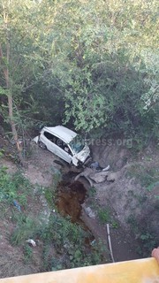 В результате ДТП в селе Отуз-Адыр в Ошской области авто упало в овраг, - очевидец <i>(фото)</i>