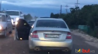 На трассе Чолпон-Ата—Бишкек водитель «Субару Легаси» создавал аварийную ситуацию, - читатель <i>(видео)</i>