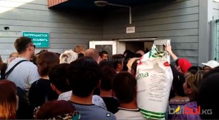На границе Кыргызстана и Казахстана образовалась большая очередь, - читатель <i>(видео)</i>
