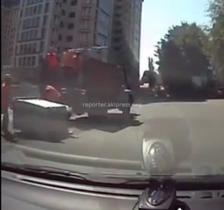 Работники «Тазалыка» не бросали контейнеры на землю, грузчик придавил руку, споткнулся и задел контейнеры, они упали, - мэрия