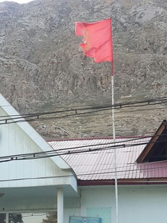 В нотариальной конторе в городе Кадамжай в Баткене висит порванный госфлаг, - читатель.