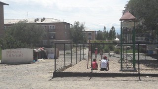 В Балыкчы детскую площадку построили возле мусорных контейнеров <i>(фото)</i> В Балыкчы детскую площадку построили возле мусорных контейнеров <i>(фото)</i>