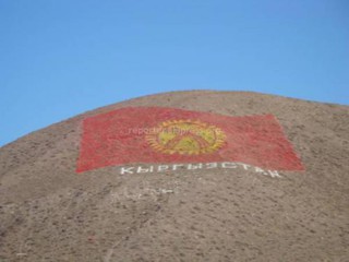 Активисты намерены собрать 300 тыс. сомов и покрасить госфлаг, который выложен из камней в Боомском ущелье <i>(фото)</i>